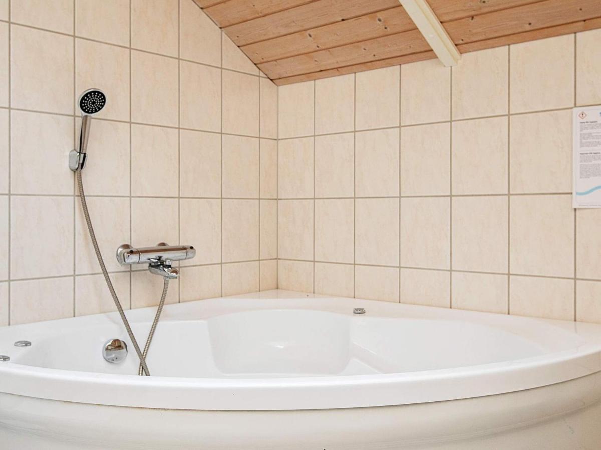 Four-Bedroom Holiday Home In Vaeggerlose 8 Bøtø By エクステリア 写真