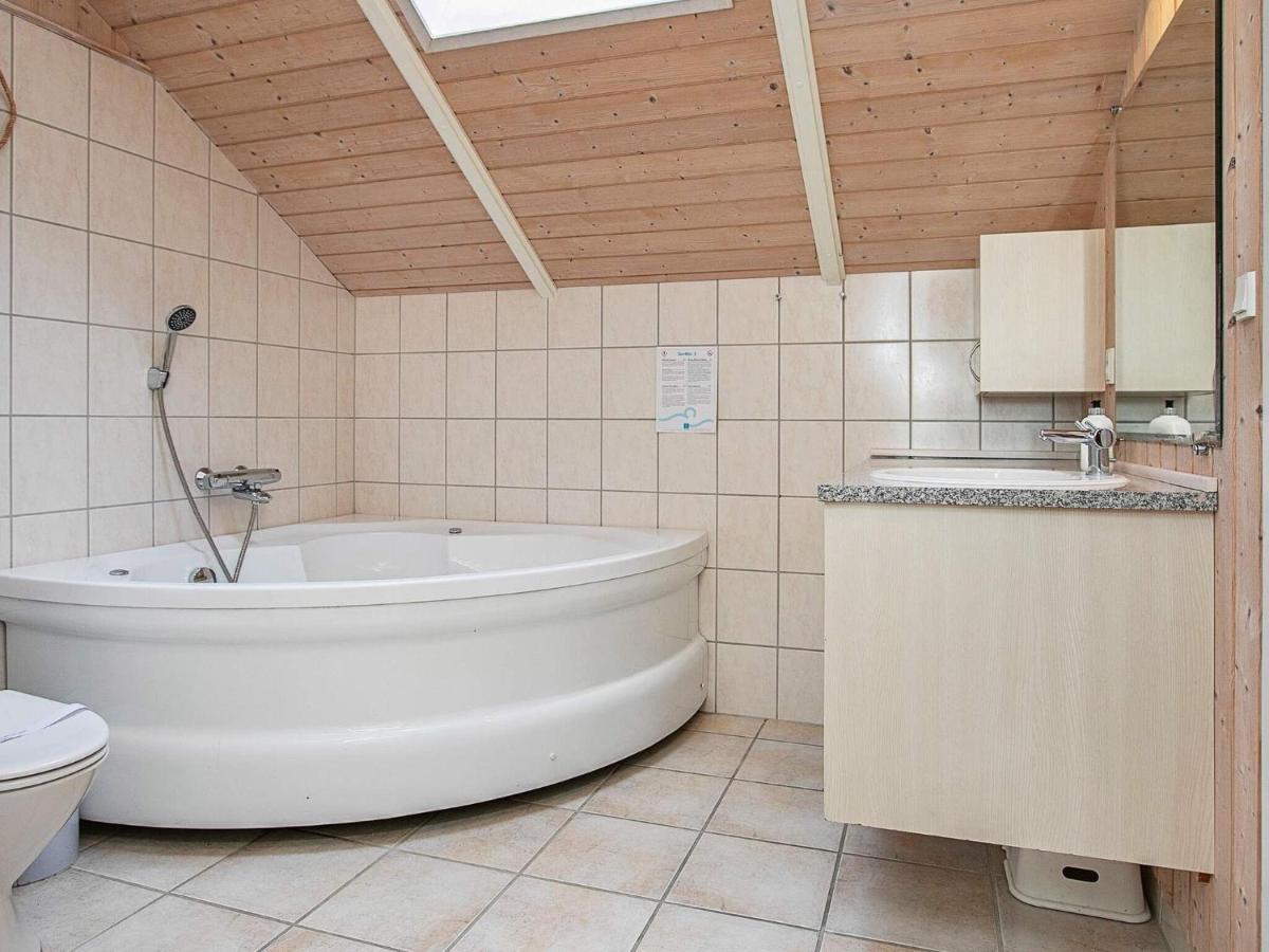 Four-Bedroom Holiday Home In Vaeggerlose 8 Bøtø By エクステリア 写真